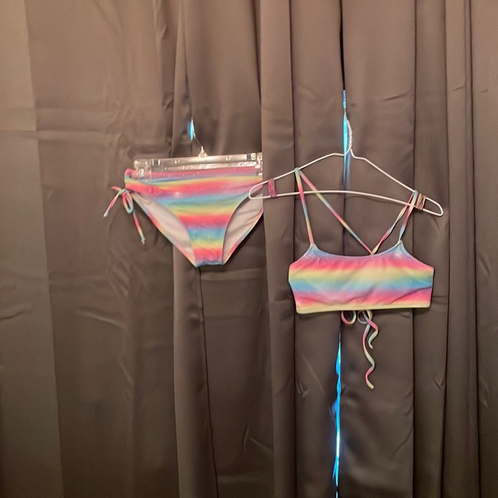 GREAT CONDITION NEVER WORN, MULTICOLOR TWO PIECE BIKINI, TIE BACK, RUCHED SIDES